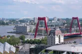 De Rotterdamse Dakendagen 2024 in Rotterdam met het uitzicht op de Willemsbrug