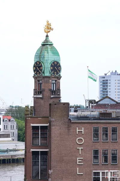 De Rotterdamse Dakendagen 2024 in Rotterdam met het uitzicht op het Hotel New York