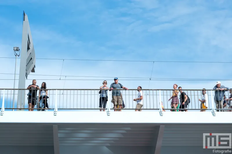 De bezoekers op de Erasmusbrug tijdens de Wereldhavendagen 2024 in Rotterdam