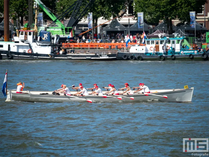 De roeiers van de Maasrace tijdens de Wereldhavendagen 2024