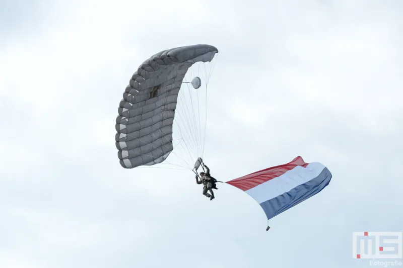 De parachutespringers tijdens de Wereldhavendagen 2024 in Rotterdam