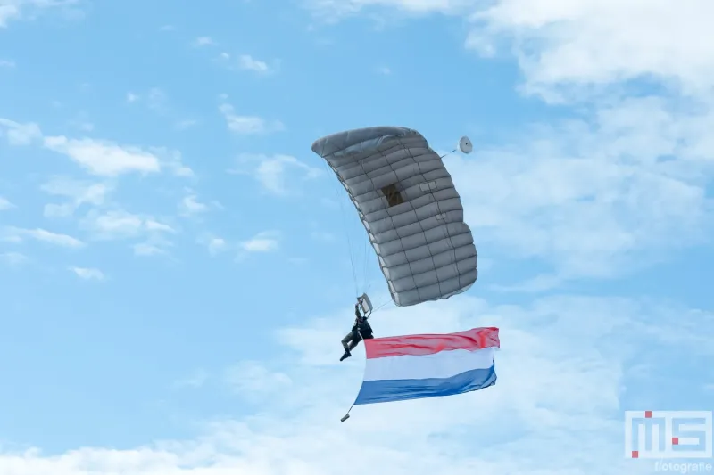 De parachutespringers tijdens de Wereldhavendagen 2024