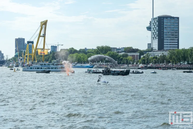 De landing van de parachutespringers tijdens de Wereldhavendagen 2024 in Rotterdam