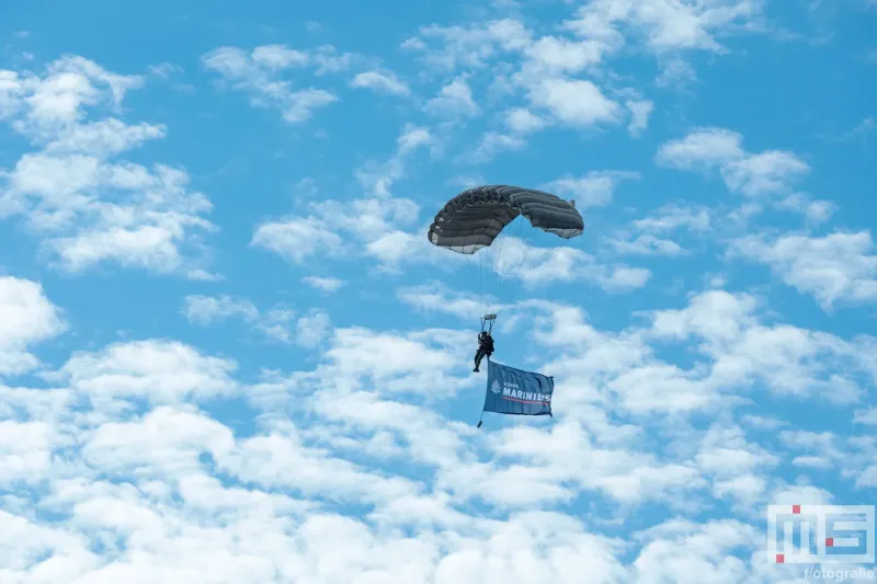 De landing van de parachutespringers tijdens de Wereldhavendagen 2024