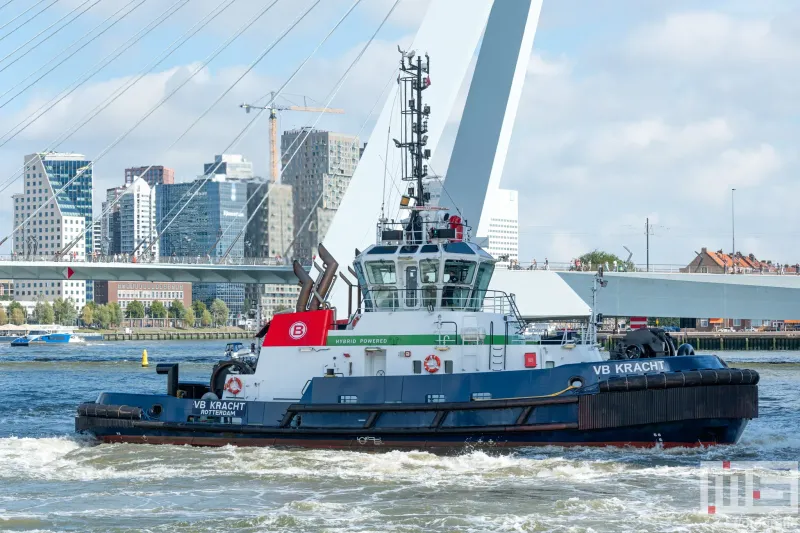 De sleepboot VB Kracht tijdens de Wereldhavendagen 2024 in Rotterdam