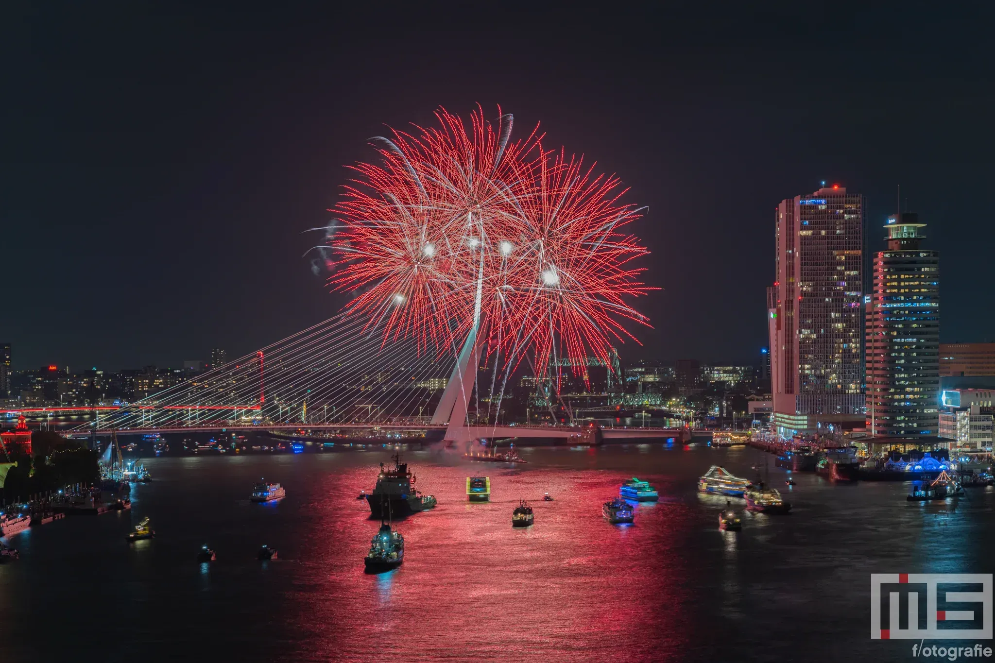 De vuurwerkshow tijdens het avondprogramma van de Wereldhavendagen in Rotterdam