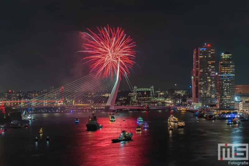 Het vuurwerk tijdens het avondprogramma van de Wereldhavendagen 2024 in Rotterdam met de Erasmusbrug