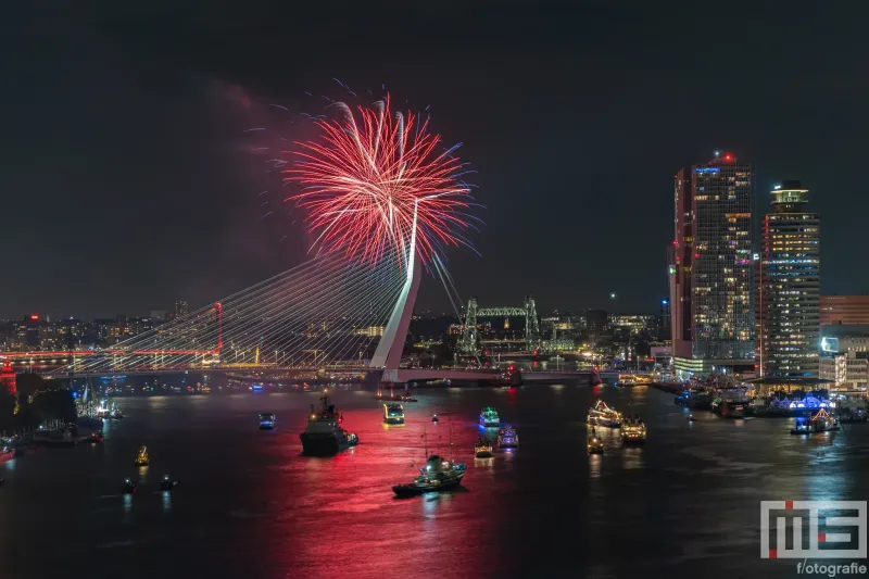 De vuurwerkshow tijdens het avondprogramma van de Wereldhavendagen 2024 in Rotterdam