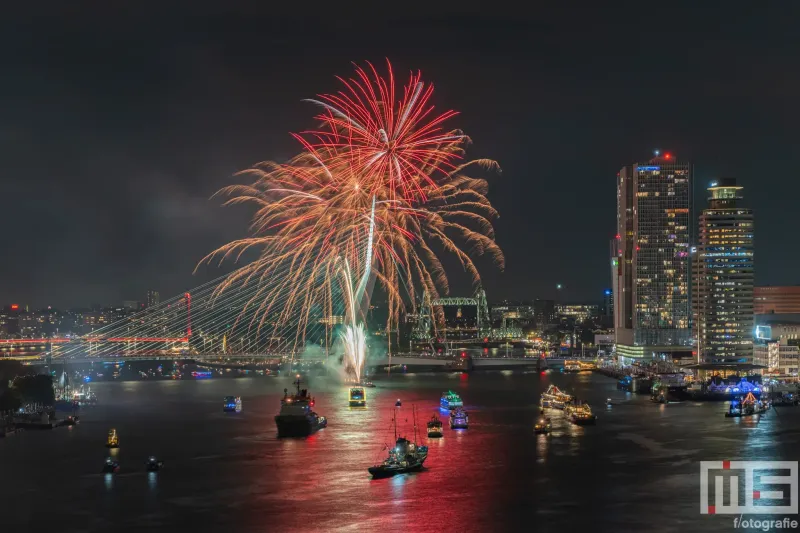 De vuurwerkshow tijdens het avondprogramma van de Wereldhavendagen 2024 in Rotterdam met de Erasmusbrug