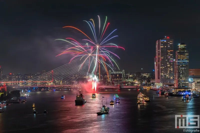 De vuurwerkshow tijdens de Wereldhavendagen 2024 in Rotterdam met de Erasmusbrug