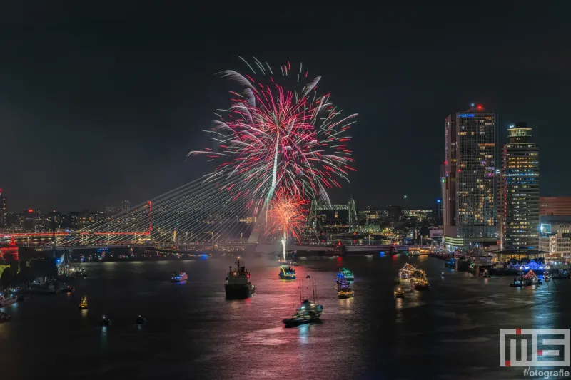 De vuurwerkshow tijdens de Wereldhavendagen 2024 in Rotterdam