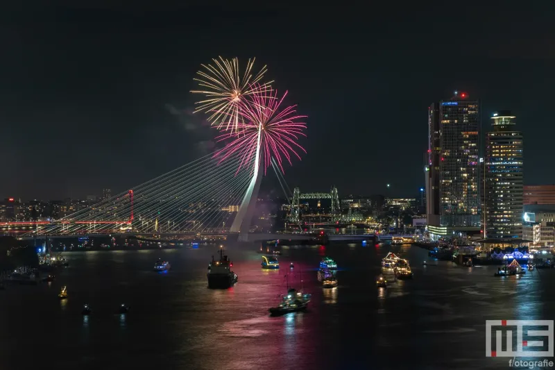 De vuurwerkshow tijdens de Wereldhavendagen 2024 in Rotterdam