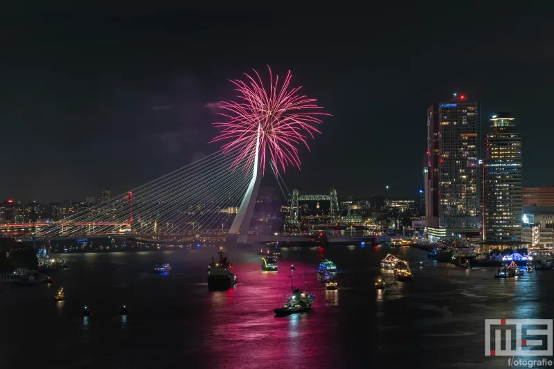 De vuurwerkshow tijdens de Wereldhavendagen 2024 in Rotterdam