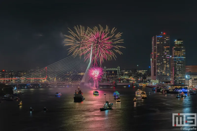 De vuurwerkshow bij de Erasmusbrug tijdens de Wereldhavendagen 2024 in Rotterdam