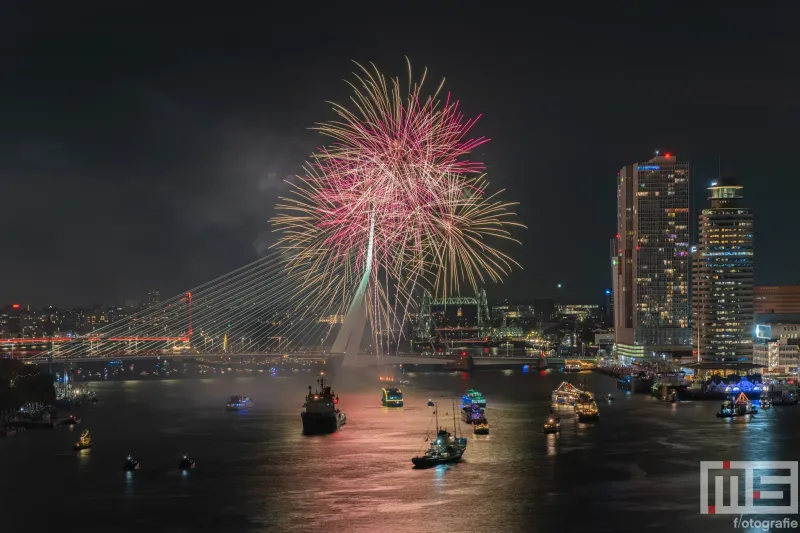 Erasmusbrug tijdens de Wereldhavendagen 2024, omgeven door een schitterende vuurwerkshow