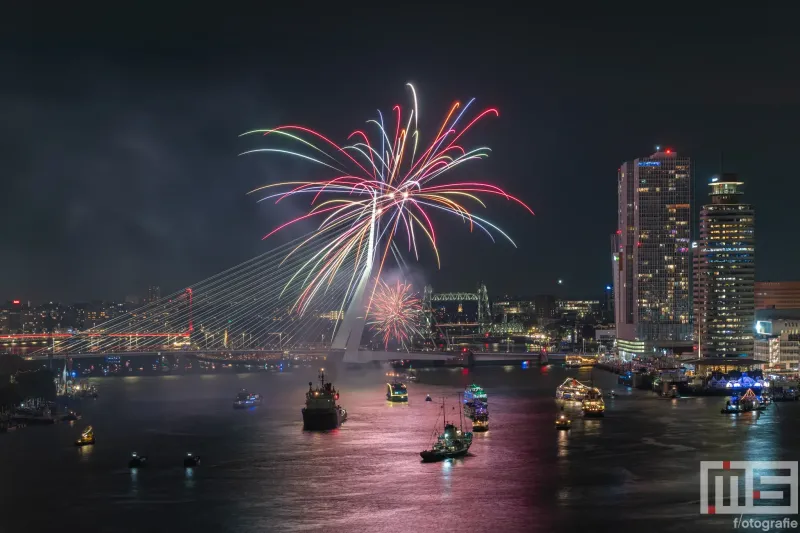 Erasmusbrug tijdens de Wereldhavendagen, omgeven door een schitterende vuurwerkshow