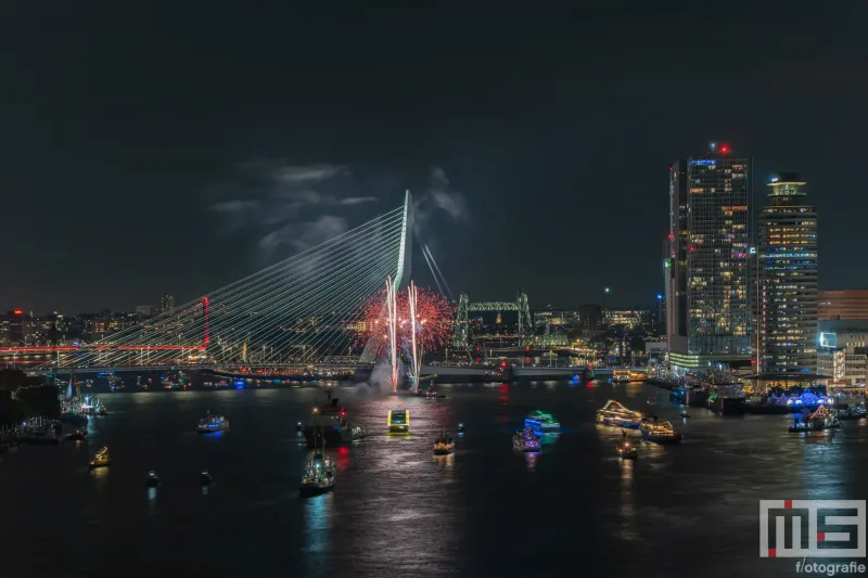 Het vuurwerk tijdens het avondprogramma van de Wereldhavendagen in Rotterdam