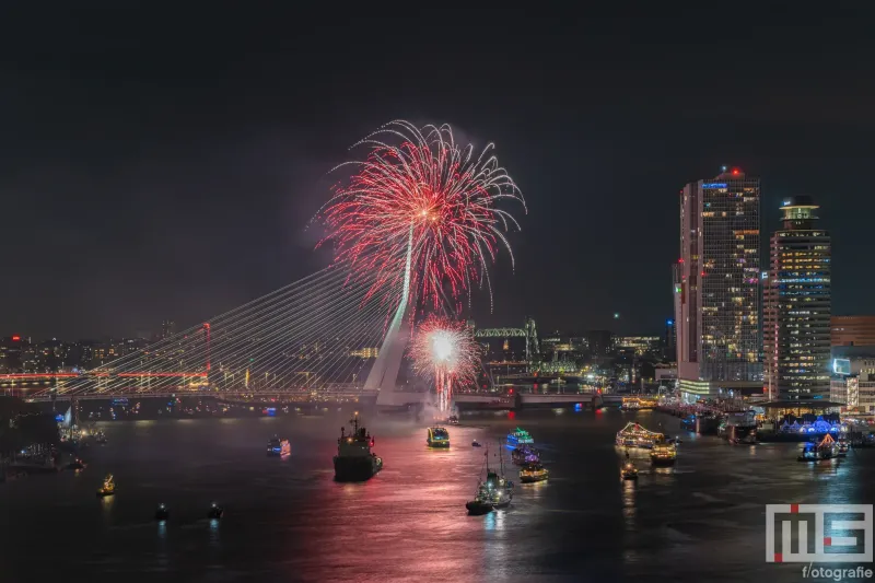 De vuurwerkshow boven de Erasmusbrug in Rotterdam tijdens de Wereldhavendagen 2024