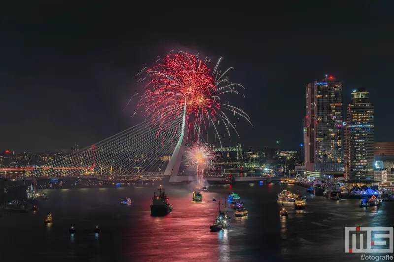 De vuurwerkshow boven de Erasmusbrug in Rotterdam tijdens de Wereldhavendagen