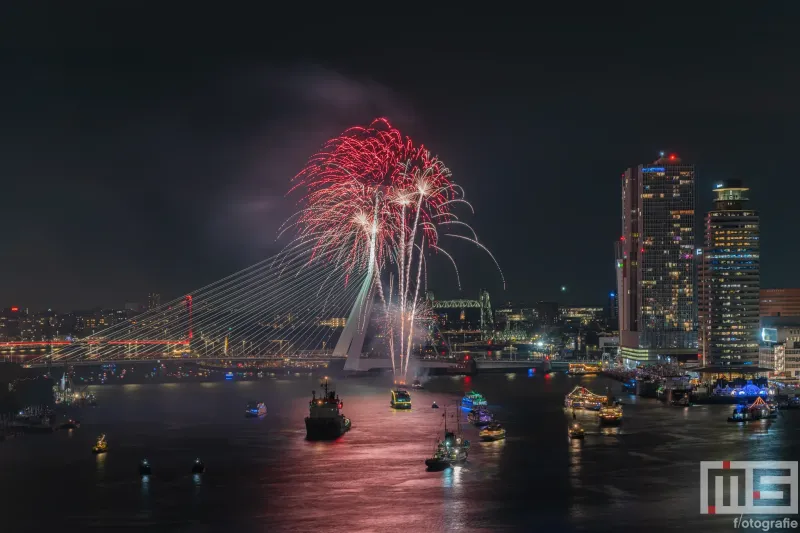 De Erasmusbrug in Rotterdam schitterend verlicht door de vuurwerkshow tijdens de Wereldhavendagen