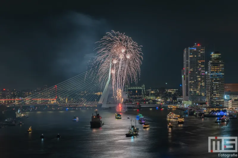 Het schitterend verlichte Erasmusbrug door de vuurwerkshow tijdens de Wereldhavendagen 2024