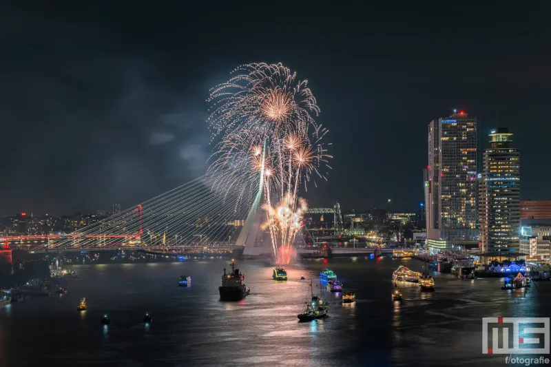 De Erasmusbrug in Rotterdam schitterend verlicht door de vuurwerkshow tijdens de Wereldhavendagen 2024