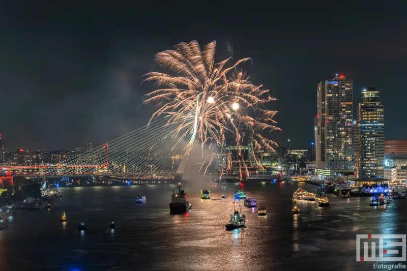 Wereldhavendagen in Rotterdam met een spectaculaire vuurwerkshow bij de Erasmusbrug