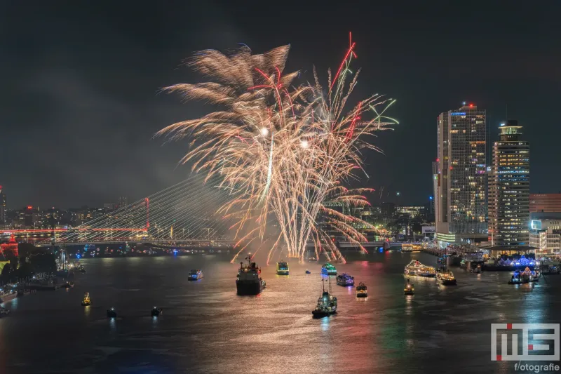 Wereldhavendagen 2024 in Rotterdam met een spectaculaire vuurwerkshow bij de Erasmusbrug