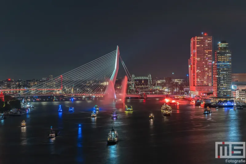 De botenparade tijdens de Wereldhavendagen  2024 in Rotterdam, met een spectaculaire avondshow bij de Erasmusbrug