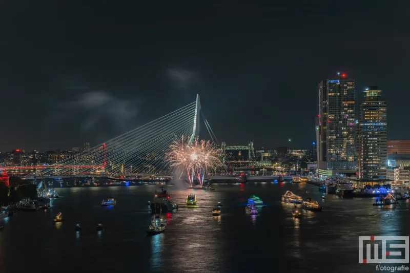 Het vuurwerk tijdens het avondprogramma van de Wereldhavendagen in Rotterdam met de Erasmusbrug