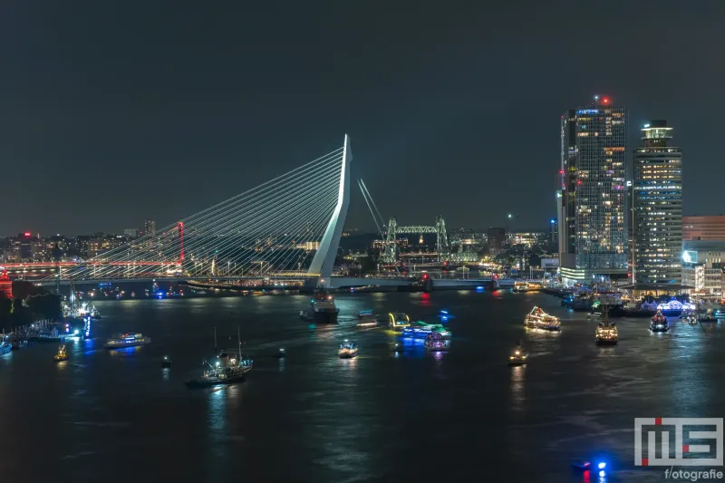 De botenparade tijdens de Wereldhavendagen in Rotterdam, met een spectaculaire avondshow bij de Erasmusbrug