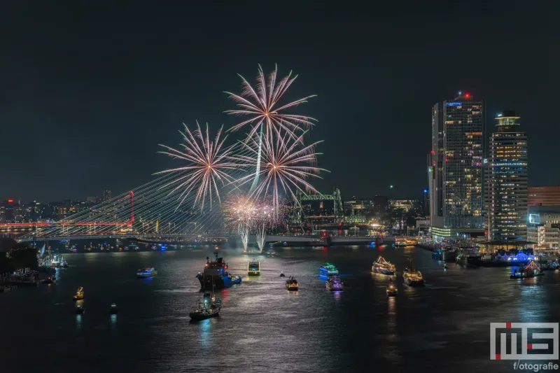 De vuurwerkshow tijdens het avondprogramma van de Wereldhavendagen in Rotterdam met de Erasmusbrug