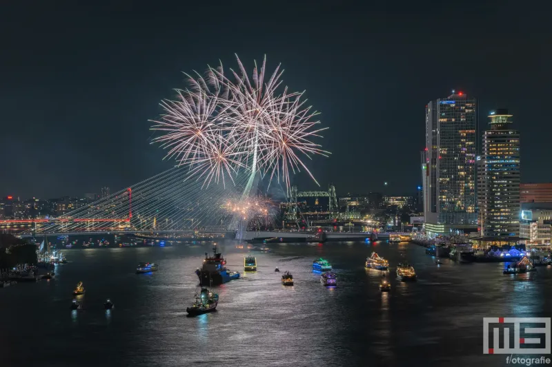 De vuurwerkshow tijdens de Wereldhavendagen in Rotterdam met de Erasmusbrug