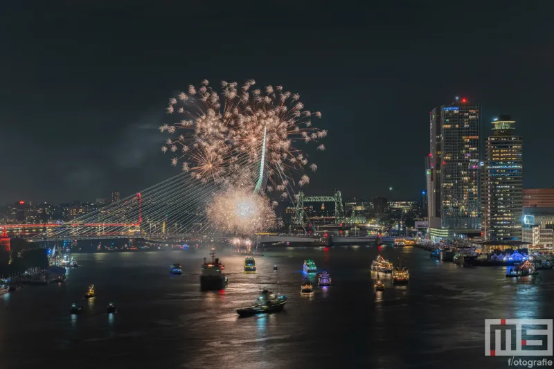 De vuurwerkshow bij de Erasmusbrug tijdens de Wereldhavendagen in Rotterdam