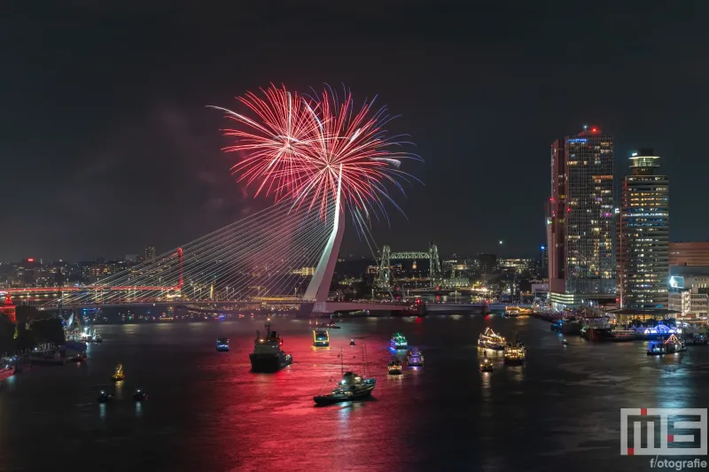 Het vuurwerk tijdens het avondprogramma van de Wereldhavendagen 2024 in Rotterdam