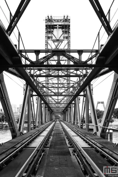 De imposante structuur van De Hefbrug in Rotterdam, een hoogtepunt tijdens Open Monumentendag 2024