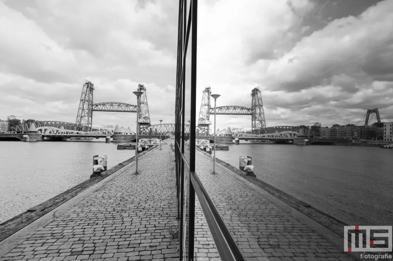 De Hefbrug in Rotterdam met een indrukwekkende reflectie in het glas tijdens Open Monumentendag 2024