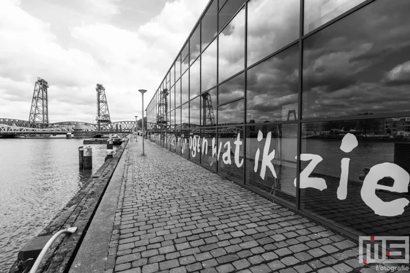 De Hefbrug in Rotterdam met een indrukwekkende reflectie in het glas tijdens Open Monumentendag