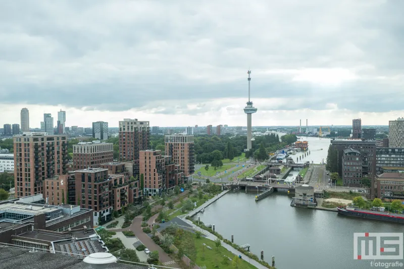 Het panoramische uitzicht vanuit het GEB-gebouw over de skyline van Rotterdam tijdens de Open Monumentendagen 2024