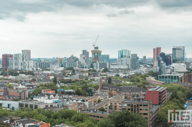 Het panoramische uitzicht vanuit het GEB-gebouw over de skyline van Rotterdam tijdens de Open Monumentendagen