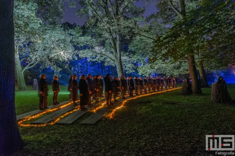 Het zangkoor tijdens De Grote Schijn 2024 in het Kralingse Bos in Rotterdam